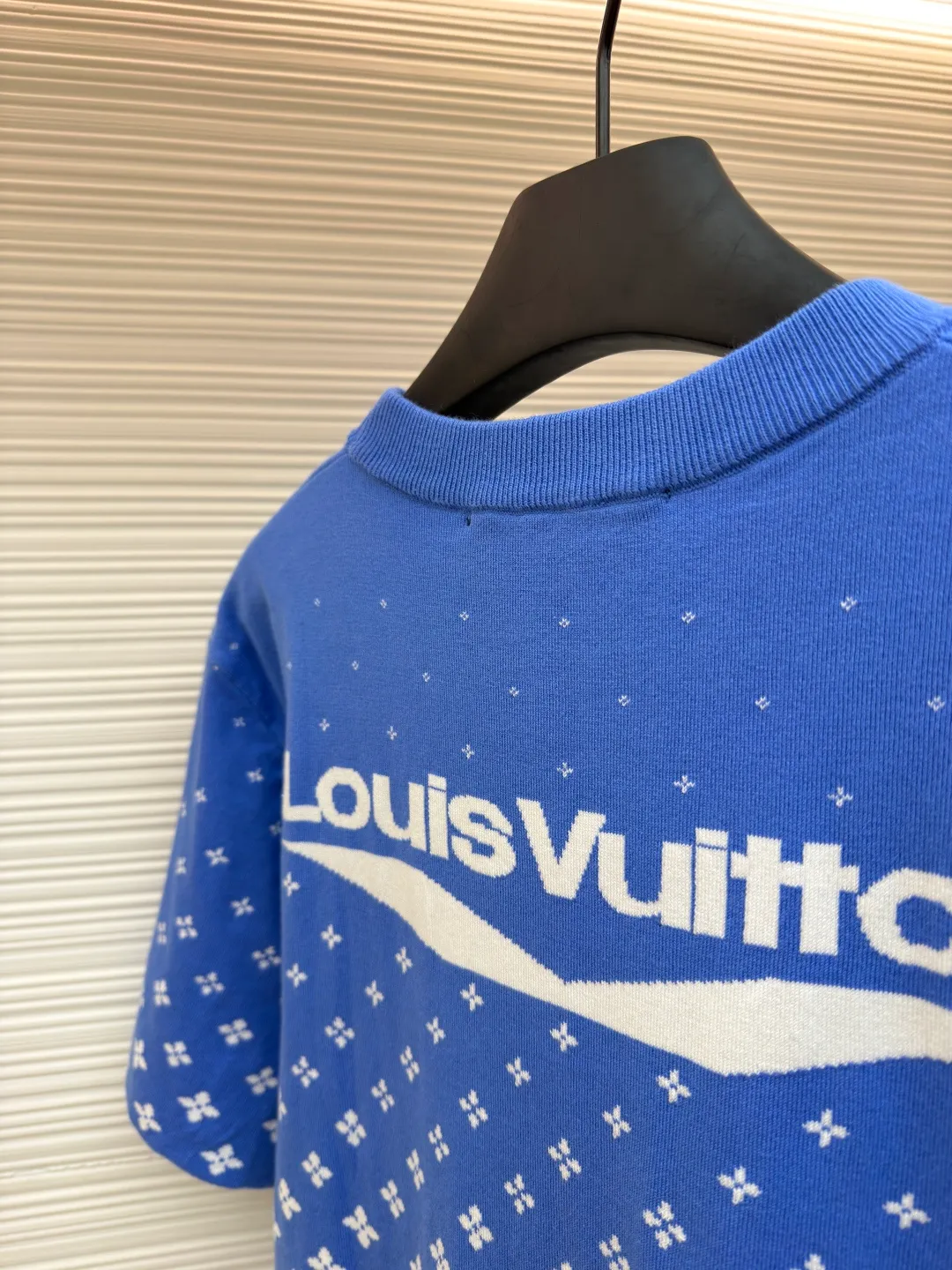 LOUIS VUITTON Snowy Woolen Short Sleeves ●Original version: Purchased and developed at 8850 ●Item number: 1681574-A55 ●Fabric: combed cotton fabric ●Technology: woolen fabric ●Color: blue ●Version: fitted version ●Weight: about 360 grams ●Size: XS-S-M-L ●Description: The wool material is made of [60/2 high count and high density (100% fully combed cotton yarn) yarn]. From a technical point of view, combed cotton will clean up excess impurities during the production process, making the woven items look smoother and high-end; compared to pure cotton, combed cotton is less prone to fluffing and pilling; pure cotton clothes are good, but there is a lot of rayon. Although the quality is not easy to pill, it is easy to shrink and deform; compared with pure cotton fabrics, combed cotton fabrics are more comfortable to wear and breathable, but the texture, washability, deformation resistance and wear resistance of combed cotton fabrics are much higher than pure cotton, and the texture of combed cotton fabrics is finer than that of ordinary pure cotton. The unit price of the yarn is high, and the quality is higher. The fabric pieces are woven using [a 47W imported Stoll 16-needle ultra-fine machine from Germany], which is woven at a parallel and even speed with reference to the original two-color jacquard structure. [It takes 270 minutes to knit one piece]. During the weaving, [3 sand spits] are used to alternately knit back and forth. The number of knitting rows for a single front garment hanging wool is as high as 6352 rows; Only after the inspection can we carry out [seam selection], [washing], [hand-made original main label], wash mark, details including the height of the wash mark, stitching method, and final ironing. Only after the general inspection can we package and ship. It will not be like those ordinary computerized flat knitting machines. In order to rush the goods, the speed is turned to the limit, and the stitches of the knitted garments are different in size, code and pattern. The overall wiring is straight and delicate, the fabric is comfortable and soft, and the color is consistent without color difference. It can be matched with the same style to create a fashionable look and control various occasions. Customized accessories, complete with three standards, same style for men and women!